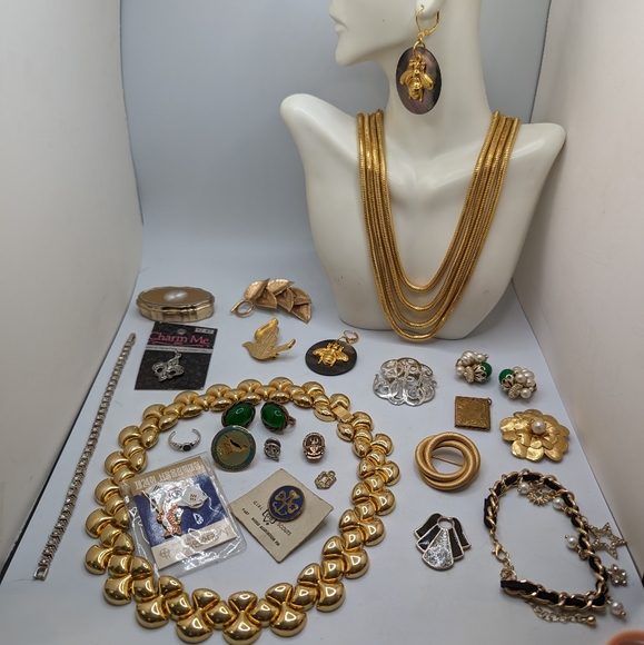 Jewelry - Vintage jewelry lot